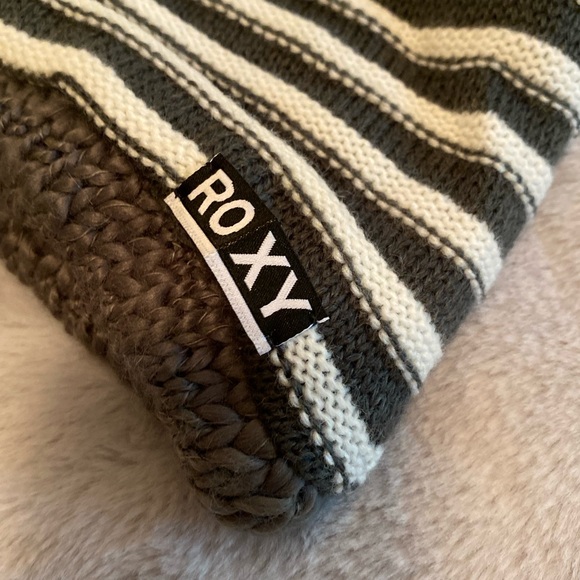 Roxy Rally Time reversible striped beanie, charcoal and white stripe, NWT - Picture 9 of 12
